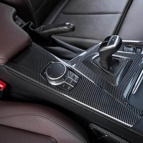 Dekoracyjna osłona panelu multimedialnego z włókna węglowego do BMW serii 3, 4, F30 i F34 2013-2019 (tylko kierownica po lewej stronie)