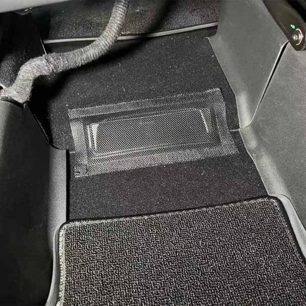 Wylot powietrza pod pokrowcem na siedzenie w samochodzie Tesla Model 3/Y