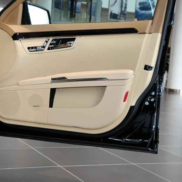 Osłona przełącznika regulacji zagłówka prawego fotela w Mercedesie-Benz W221 Klasa S (2006-2013)